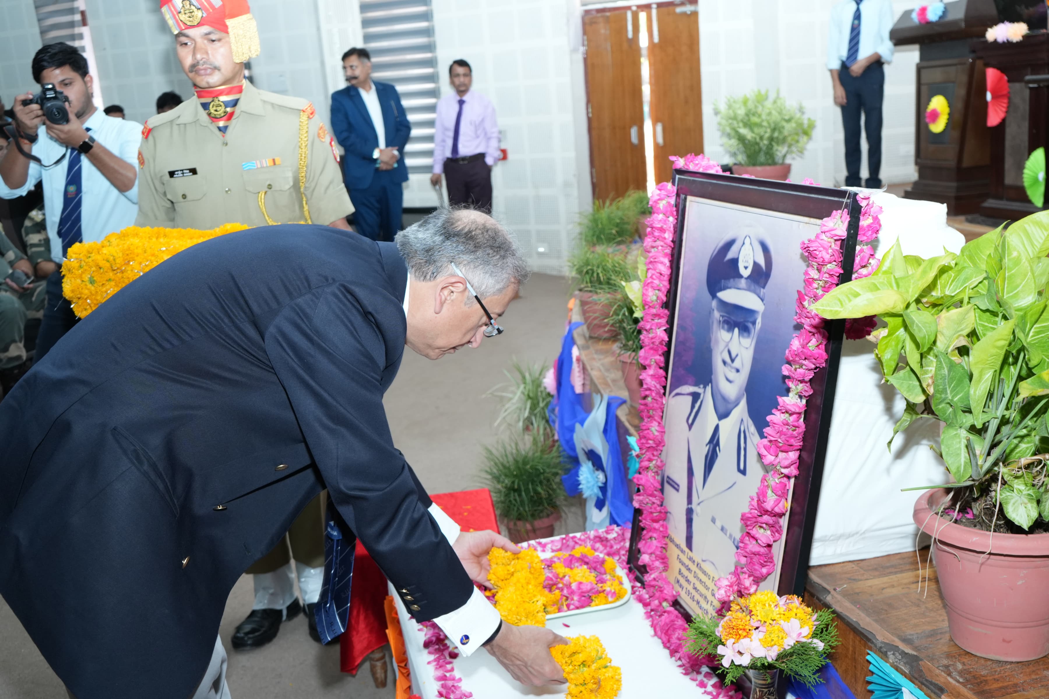 Shri Cyrus Rustamji pays floral tribute to his father, Padma Vibhushan Late Shri K. F. Rustamji – founder of BSF and inspiration behind RJIT.